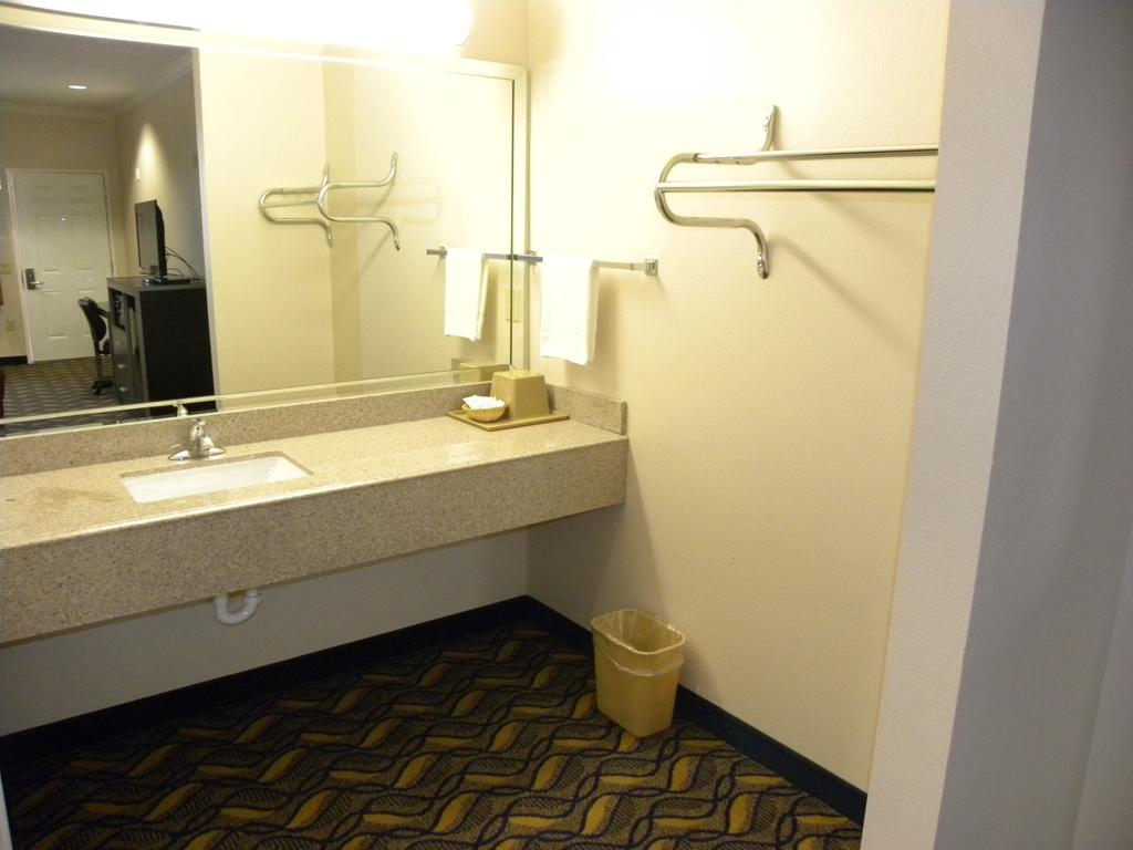 Palace Inn Kingwood Гамбл Номер фото